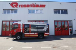 Poklicni gasilci iz Raven na Koroškem prevzeli novega Rosenbauer AT 